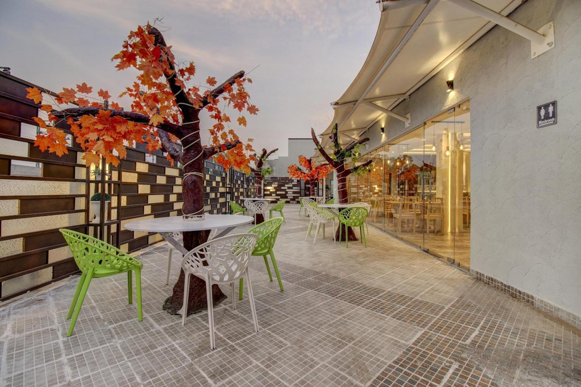 Townhouse Geetraj Near Shalimar Gateway Lucknow Hotel Bagian luar foto