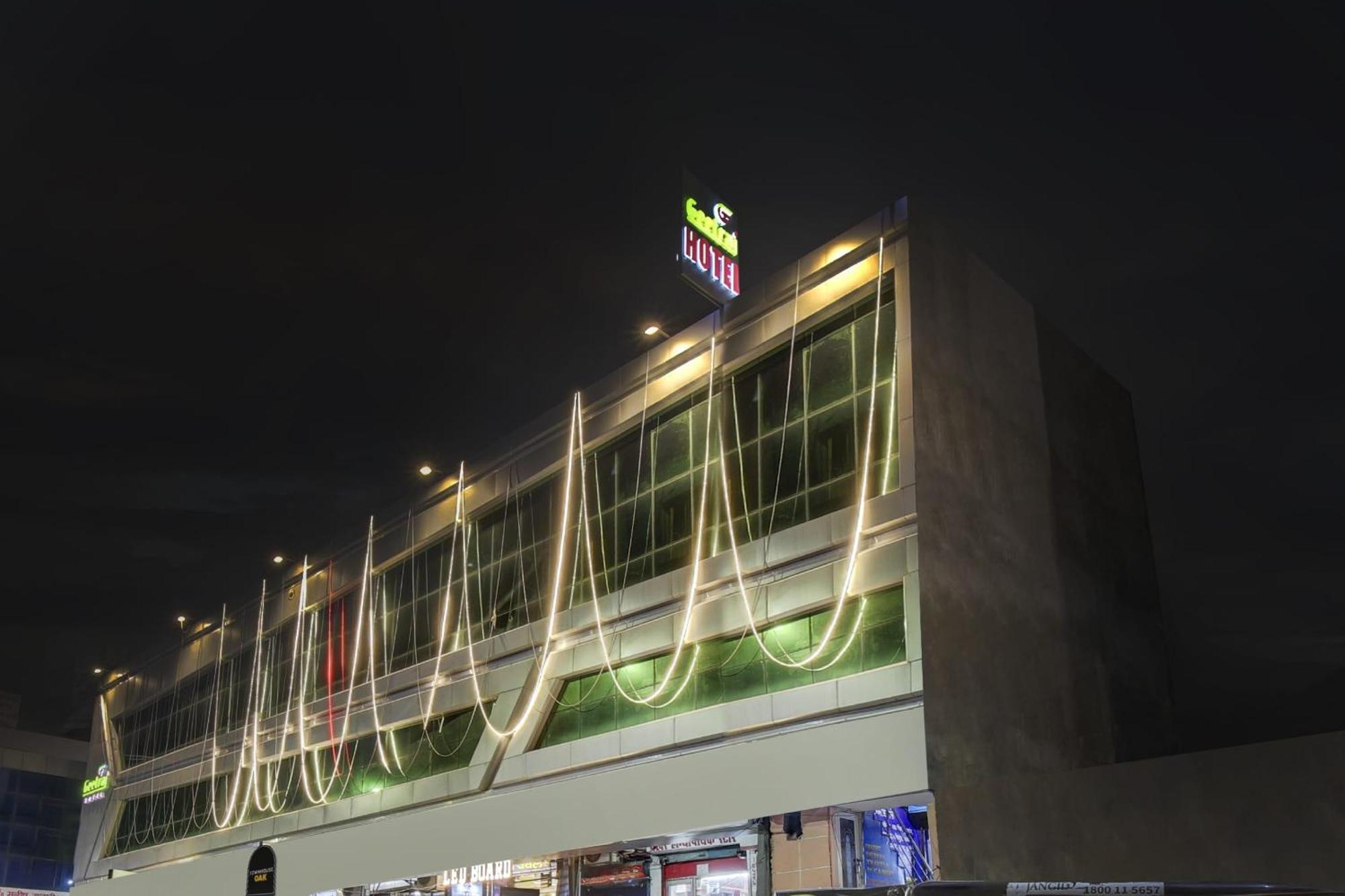 Townhouse Geetraj Near Shalimar Gateway Lucknow Hotel Bagian luar foto