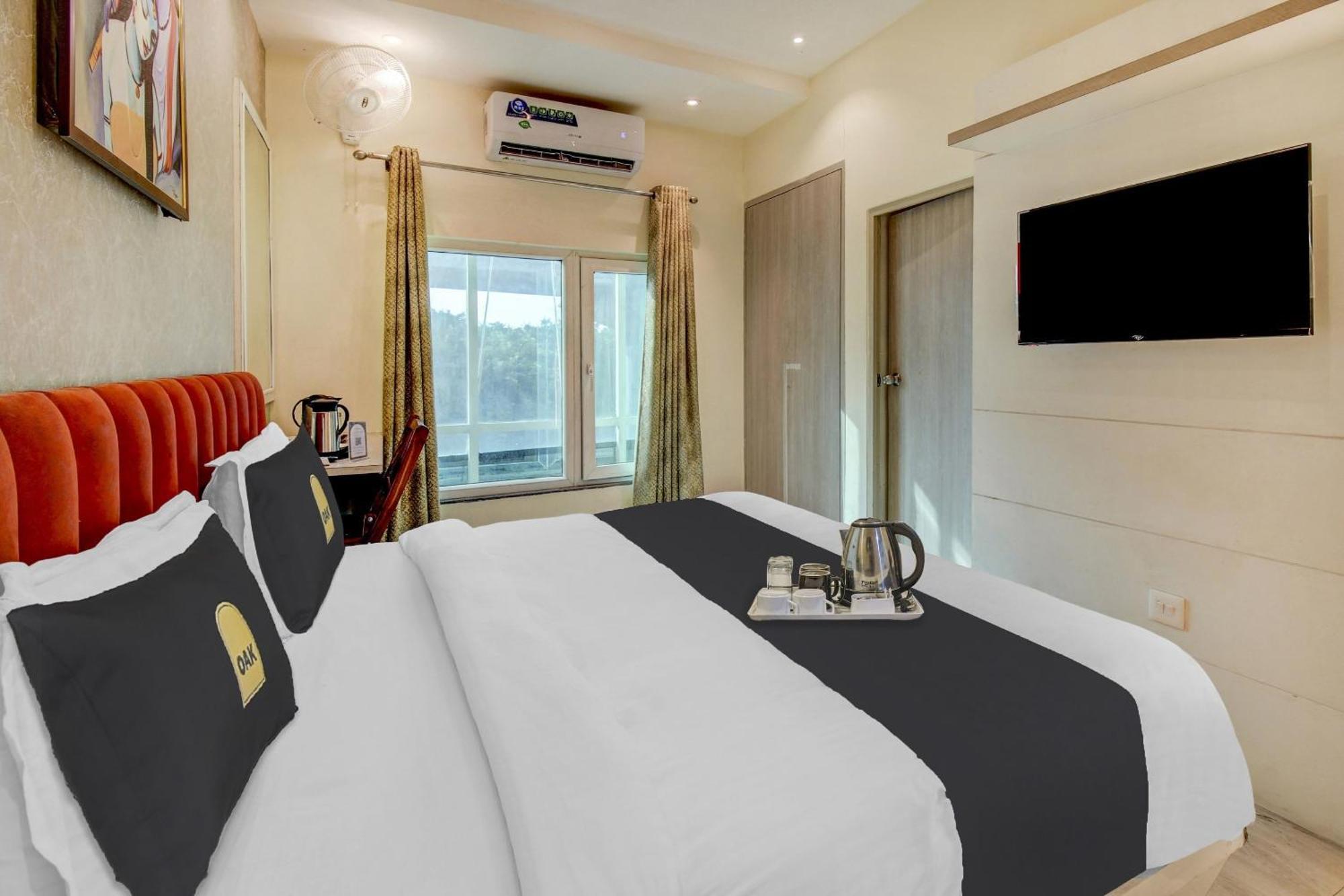 Townhouse Geetraj Near Shalimar Gateway Lucknow Hotel Bagian luar foto