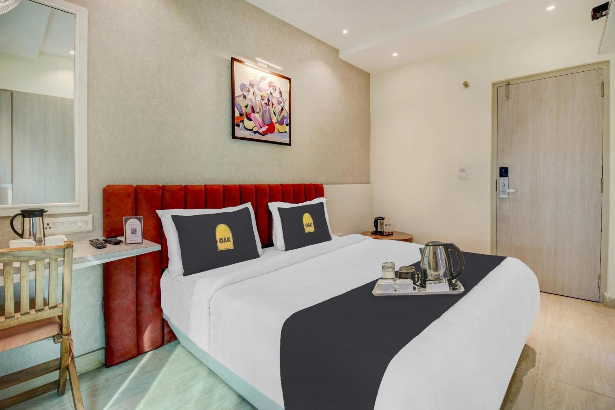 Townhouse Geetraj Near Shalimar Gateway Lucknow Hotel Bagian luar foto
