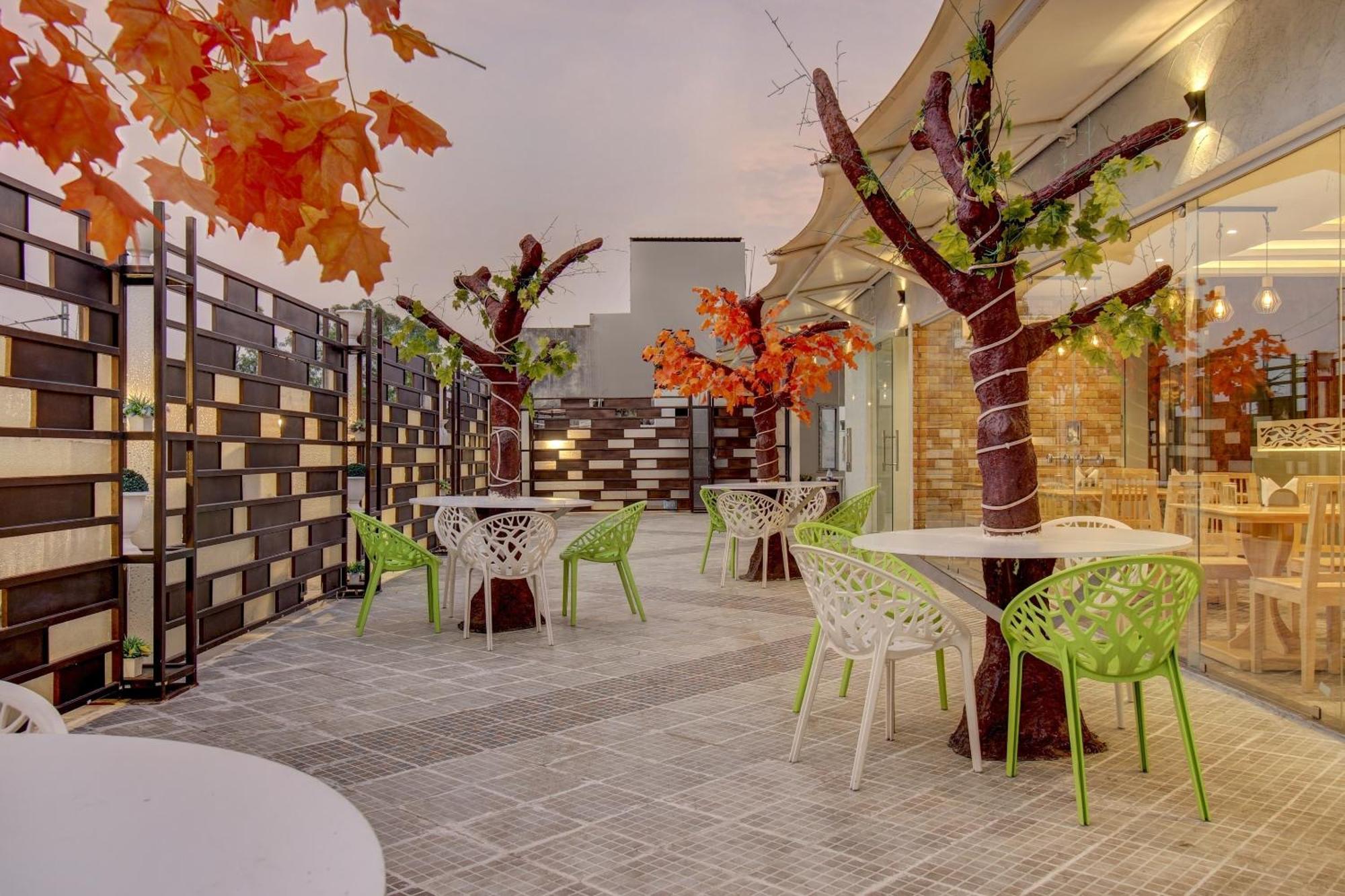 Townhouse Geetraj Near Shalimar Gateway Lucknow Hotel Bagian luar foto