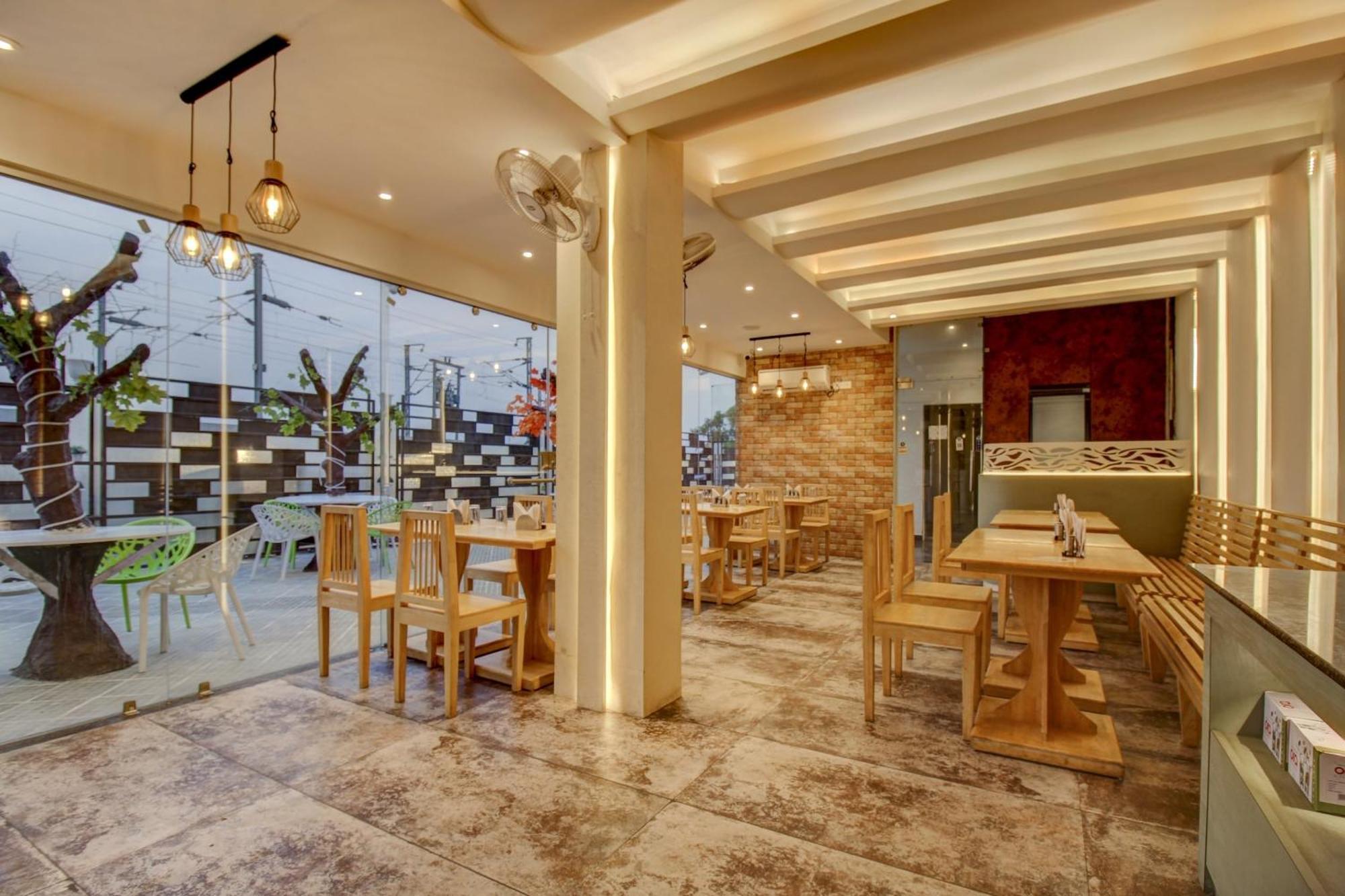 Townhouse Geetraj Near Shalimar Gateway Lucknow Hotel Bagian luar foto